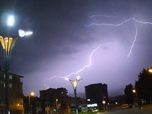 Tokat’ta Şimşekler Gecenin Karanlığını Aydınlattı, Dolu Yağışı Etkili Oldu