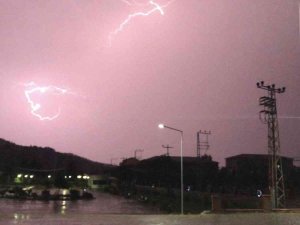 Amasya’da Şimşekler Geceyi Gündüze Çevirdi