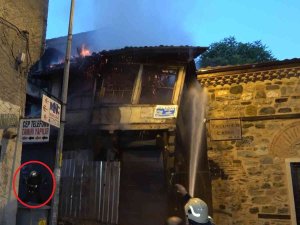İ̇tfaiye Eri Binanın Altında Kalmaktan Son Anda Kurtuldu: Yüzlerce Yıllık Tarihi Binanın Yanarak Yıkılma Anı Kameralarda