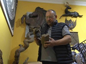 90 Parça Ahşap Oyma Koleksiyonunu Satışa Çıkardı