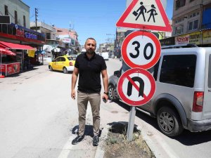 Kendisine Çarpan Otomobili Kovaladı