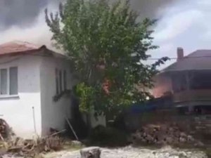 Bursa’da Çıkan Yangında İki Ev Ve Bir Traktör Küle Döndü
