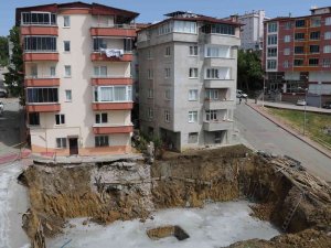 Toprak Kayması Sonucu Tahliye Edilen 2 Bina Sakinlerinin Tedirgin Bekleyişi