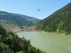 Uzungöl Üzerindeki Uçağı Görünce Gözlerine İnanamadılar, O Anları Kayda Aldılar