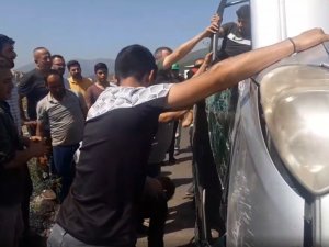 Taklalar Atarak Ters Dönen Araçtan Burnu Bile Kanamadan Çıktılar
