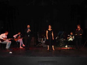 Neşter Tutan Eller, Müziğe De Hayat Veriyor