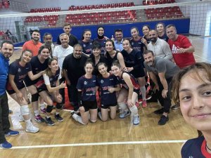 Sanatçılardan Kadın Voleybolculara Moral Ziyareti