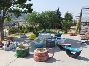 Öğrenciler Atık Lastiklerden Okul Bahçesini Renklendirdi