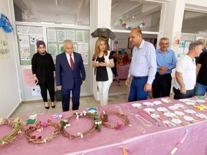 Minik Öğrencilerden Atık Sergisi Ve Defilesi