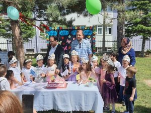 Gediz’de Kuran’ı Kerime Geçen Minik Öğrencilerin Taç Giyme Sevinci