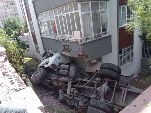 Freni Boşalan Su Tankeri Apartmanın Bahçesine Düştü