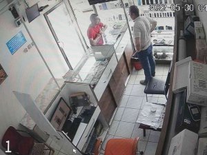 Hırsızlar Canına Tak Etti, Dükkanını Satılığa Çıkardı