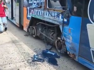 Kocaeli’de Tramvaylar Çarpıştı