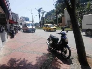 Seyir Halindeyken Motosikletten Düştü, Başını Yere Vurarak Beyin Kanaması Geçirdi