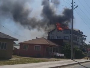 Üç Katlı Binanın Çatı Katı Alevlere Teslim Oldu