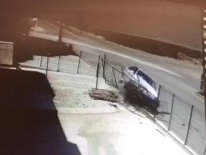 Çitlere Çarpan Otomobil Devrildi: 1 Yaralı