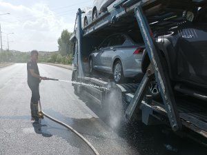 Sıfır Araç Taşıyan Tırın Lastikleri Alev Aldı