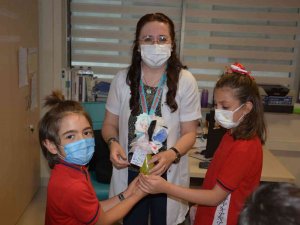 İ̇lkokul Öğrencilerinden Sağlık Çalışanlarına ‘Maskeden Çiçek’