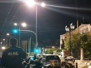 Yunan Parlamentosu Önünde Av Tüfeği İle Tehditler Savuran Adam Tutuklandı