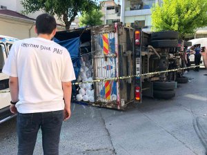 Freni Patlayan Kamyon Minibüsün Üzerine Devrildi: 1 Yaralı