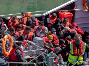İ̇ngiltere, Yasa Dışı Göçmenleri 14 Haziran’da Ruanda’ya Göndermeye Başlayacak