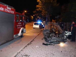 Otomobil Takla Attı, Kaldırımda Kimsenin Olmaması Faciayı Önledi