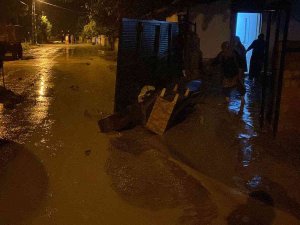 Amasya’da Kumluk Deresi Taştı, Ev Ve Ahırları Su Bastı