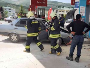 Freni Patlayan Otomobil Akaryakıt İstasyonuna Girdi: 2 Yaralı