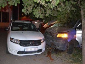 Alkollü Sürücü Polisten Kaçarken Ağaca Çarptı