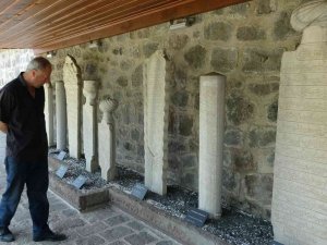 Trabzon’daki Osmanlı Dönemine Ait Mezar Taşlarının Büyük Bir Kısmı Burada Sergileniyor