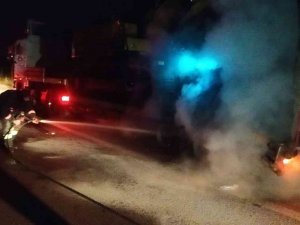 Yalova’da İş Makinası Yüklü Tırın Lastikleri Alev Aldı