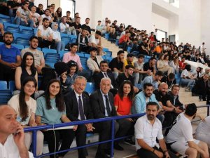 Ebyu Mezunları Ve Akademisyenleri Futbol Gösteri Maçında Bir Araya Geldi