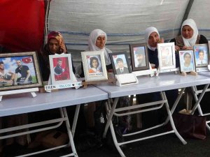1003 Gündür Evlatları İçin Hdp’nin Kapısında Nöbetteler