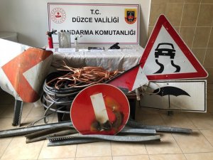 Hırsızlık İçin Hurdalığa Giren Jandarma Çalınan Trafik Yol Tabelalarını Buldu