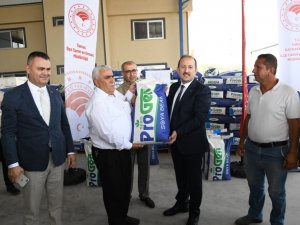 Vali Pehlivan, Tarsus’ta Çiftçilere Soya Tohumu Dağıttı