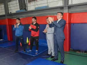 Vali Memiş, Minik Güreşçileri Yalnız Bırakmadı