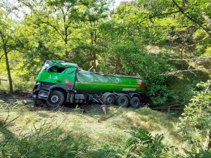 Başakşehir’de İ̇bb’ye Ait Tanker Şarampole Yuvarlandı: 2 Yaralı