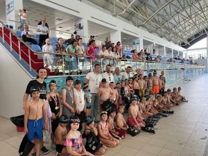 Kış Okulu 90 Öğrenciye Yüzme Öğretti