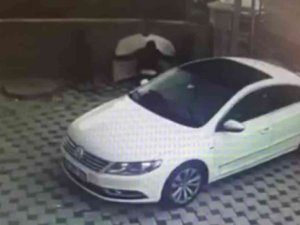 İ̇stanbul’da Otomobillere Dadanan Kaput Hırsızı Kamerada
