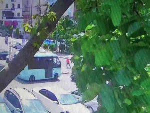 Kartal’da Freni Patlayan Minibüs Elektrik Direğini Devirip Duvara Çarptı