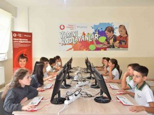 Vodafone, Elektronik Atıkları Bursalı Çocuklar İçin Kodlama Sınıfına Dönüştürdü
