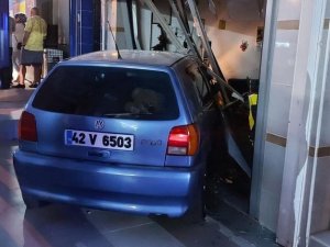 Direksiyon Hakimiyetini Yitirdi, Araç Dükkana Girdi