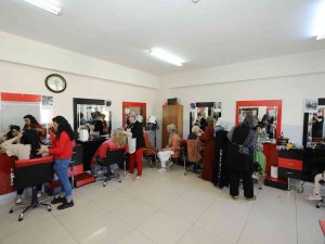 Ev Kadınları Ve Genç Kızlar Meslek Sahibi Oluyor