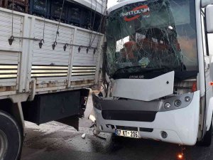 Tur Midibüsü Kamyona Arkadan Çarptı: 2’si Alman 3 Turist Yaralı