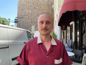 Galata’da Kendini Yakan Şahsı Söndüren Esnaf: “İ̇lk Başta İllüzyon Gösterisi Sandım”