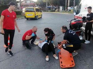 Kadın Motosiklet Sürücüsünü Kaskı Hayatta Tuttu