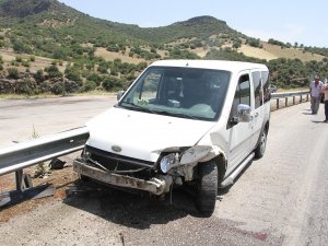 Bariyerlere Çarpan Hafif Ticari Araçtaki Bebek Yaralandı