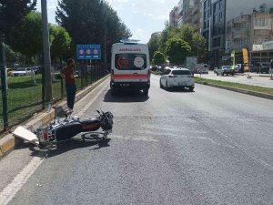 Motosiklet Yayaya Çarptı: 3 Yaralı
