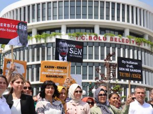 Kadınlar, Ellerinde “Terbiyesiz Tanju Özcan” Pankartlarıyla Yürüdü