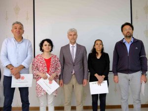 Başarılı Akademisyenlere Belge Takdim Edildi